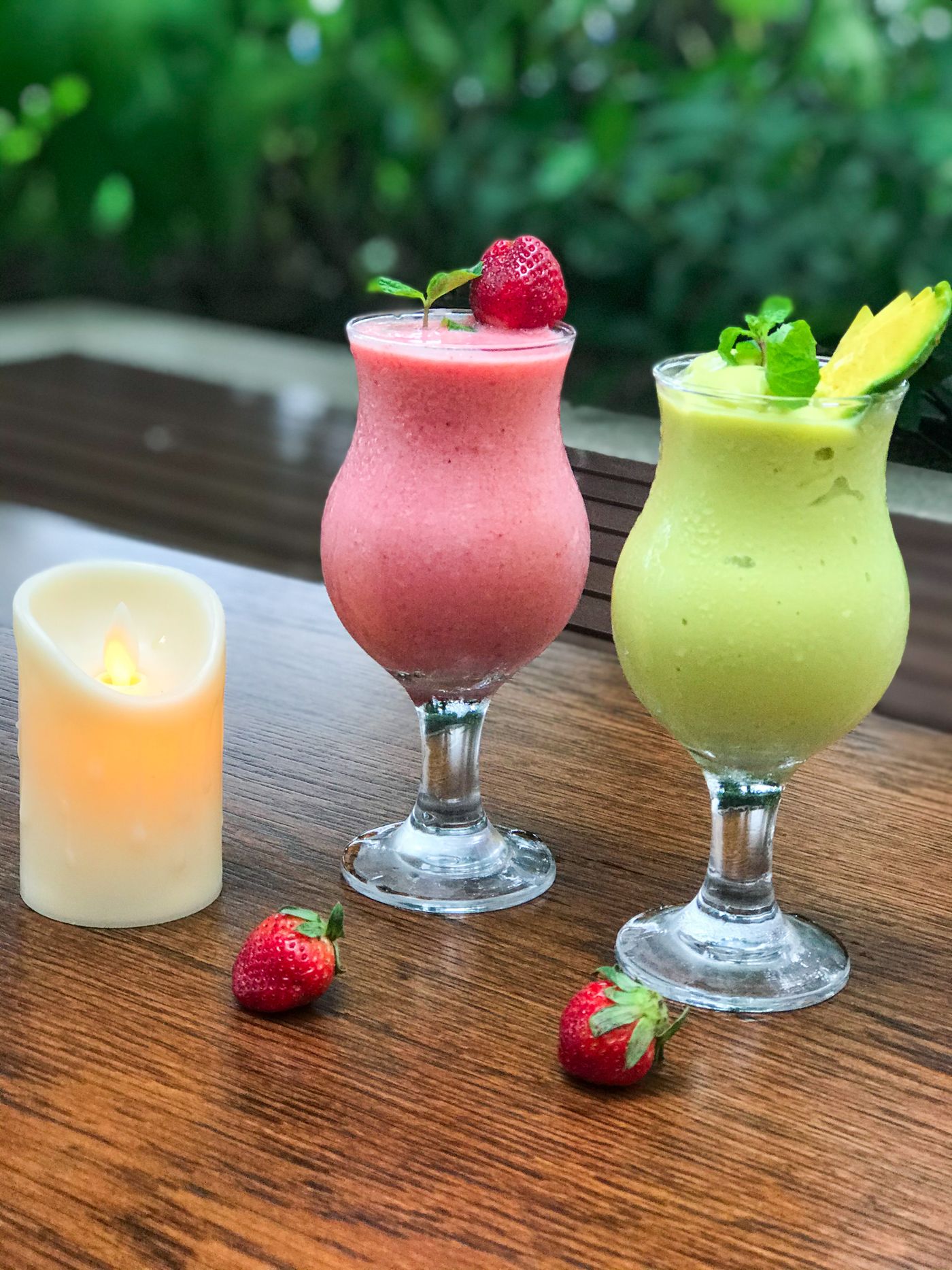 Smoothies fraise et avocat garnis de fruits frais