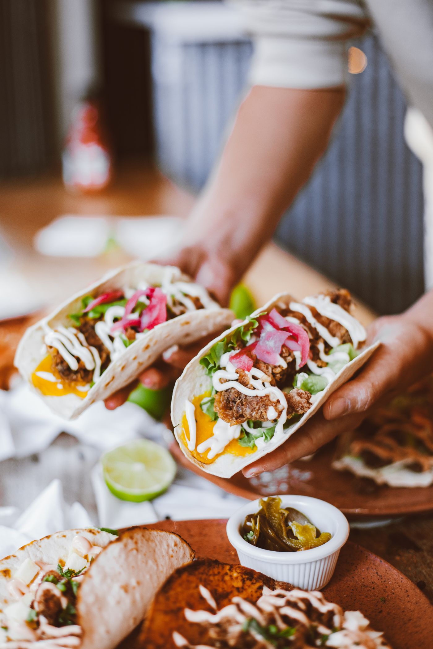 Tacos garnis, servis avec des frites