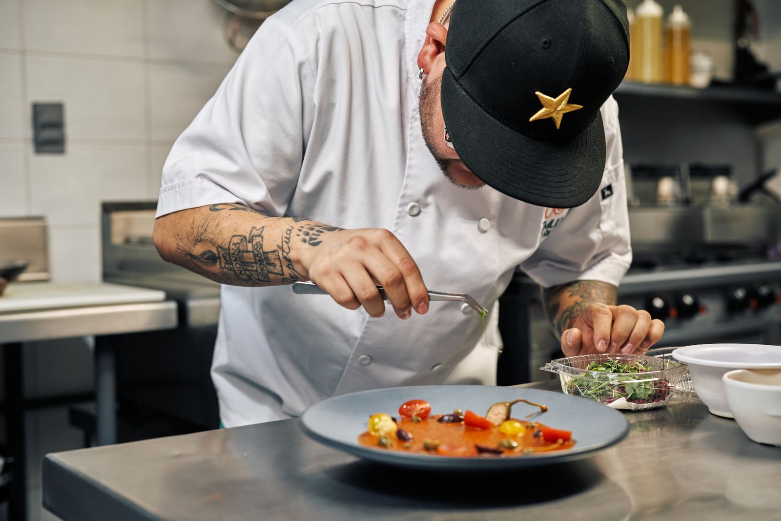 Cuisine d'un restaurant partenaire en pleine préparation